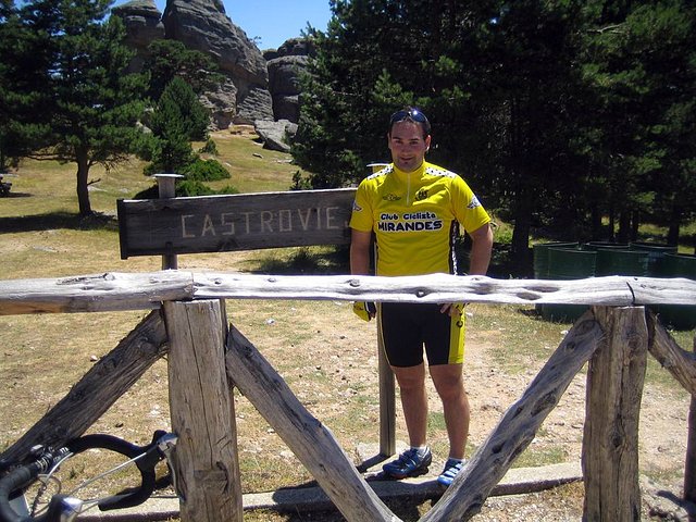 Yoel en la cima de Castroviejo (Soria)