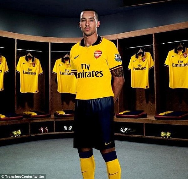 theo-walcott-arsenal-away-kit-600x570