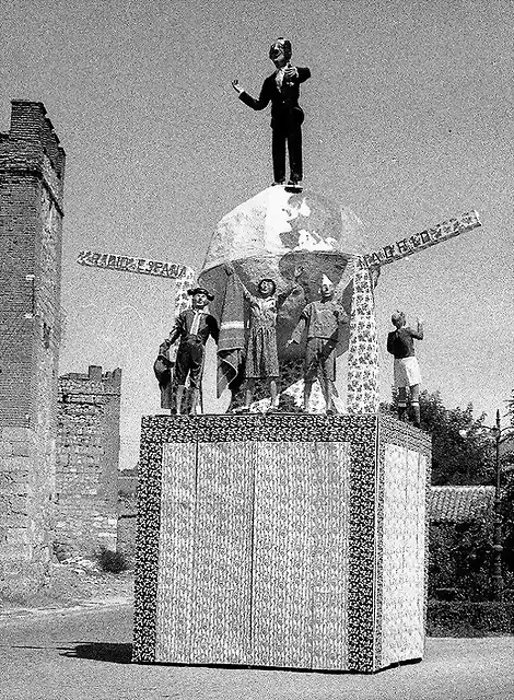 Falla-en-Alcal?-de-Henares-1962-junto-a-las-murallas