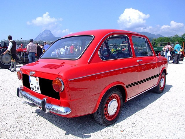 Fiat_850_rojo y negro bajo