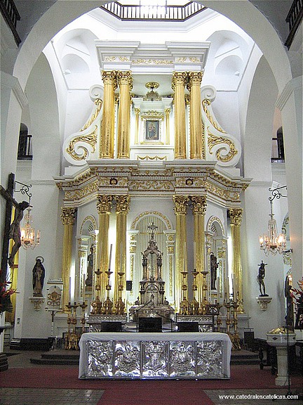 Medell?n Iglesia-de-la-Candelaria-Altar_Mayor_y_Retablo