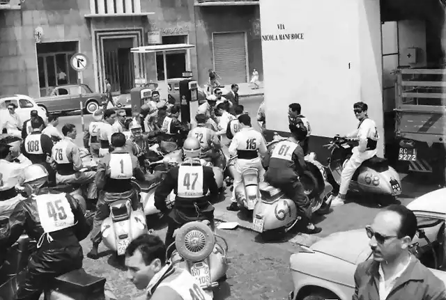 Reggio Calabria - Ponte della Libert?, Vespa Giro dei Tre Mari, 1954