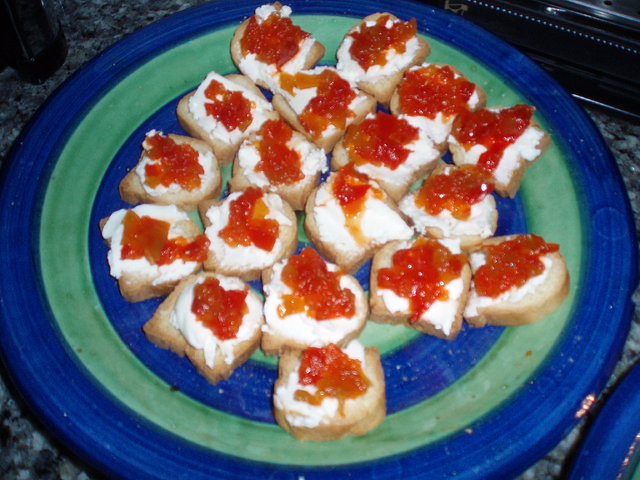 Tostaditas de pimientos y queso de cabra.