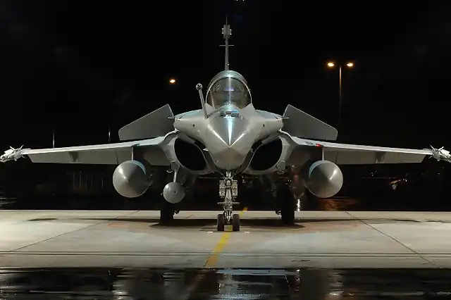 Fotografia nocturna d eun Dassault Rafale