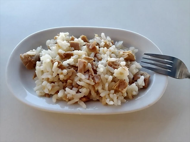 Arroz blanco salteado con atn