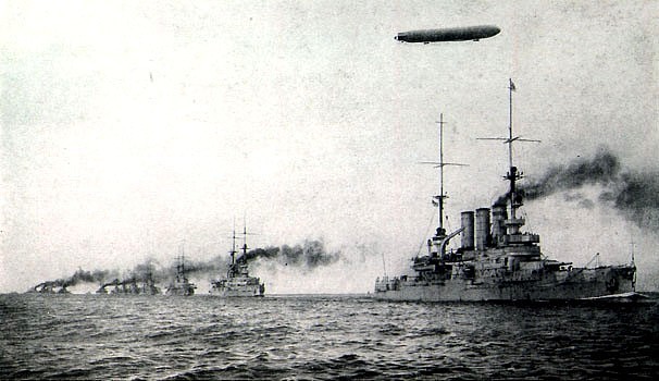 Los dirigibles acompaando a la Flota de Altamar.