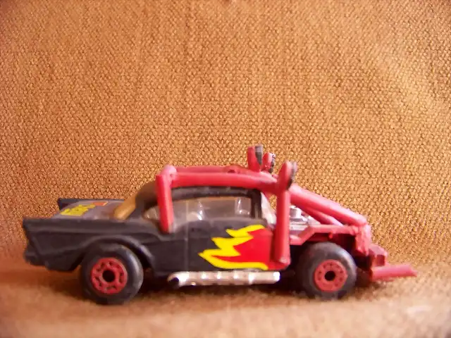 MATCHBOX Chevy '57 post apocalptico (1)