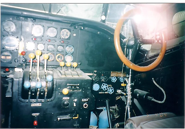 junkers-tri-cockpit-right