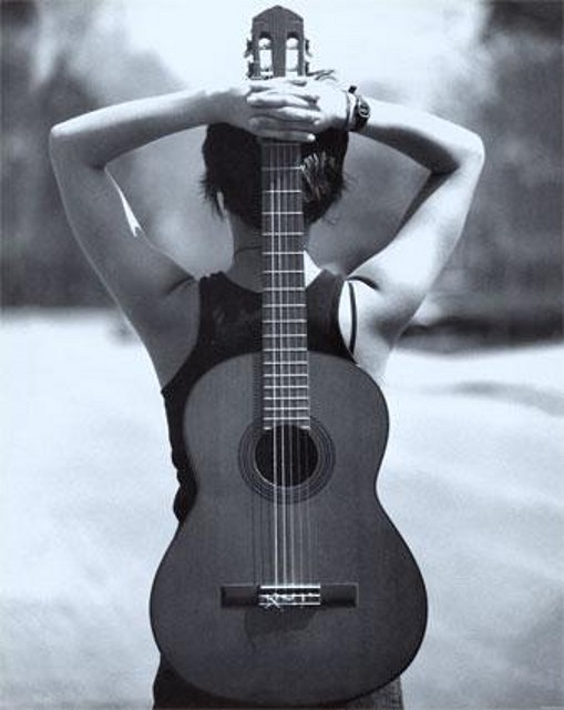 Mujer con guitarra acústica