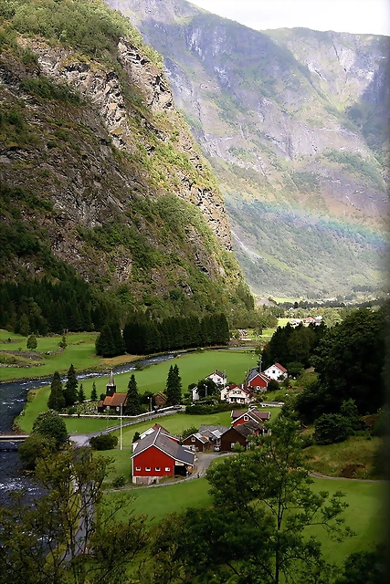 800px-Rainbow_over_Flm
