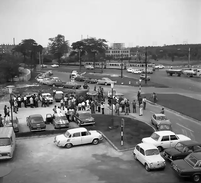 Budapest - Teilnehmer der Cordatic Rallye auf dem Parkplatz des Hotel Aero, 1970