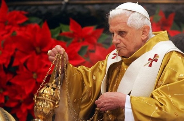 benedictoxvi030Dic_24_Vat_X_Misa_Nochebuena_01