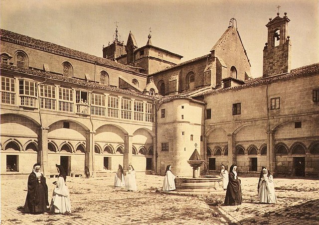 Monjas de clausura en el patio del monasterio de las Huelgas, hacia 1865. (J. LAURENT)