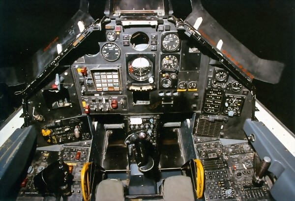 20a-f-117a-1981-old-lockheed-f-117a-night-hawk-awesome-cockpit-copyjpeg