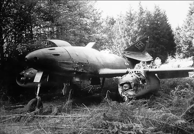 1-Me-262A1a-Schwalbe-JV44-aircraft-destroyed-before-being-abandoned-Brandenburg-1945-01