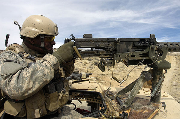 Soldado del Sptimo Grupo de las Fuerzas Especiales Aerotransportadas con su M2 de calibre 50