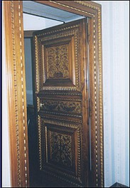 Restauri-di-porte-dorate-con-oro-zechino---Radio-Vaticana-in-Vaticano. - copia