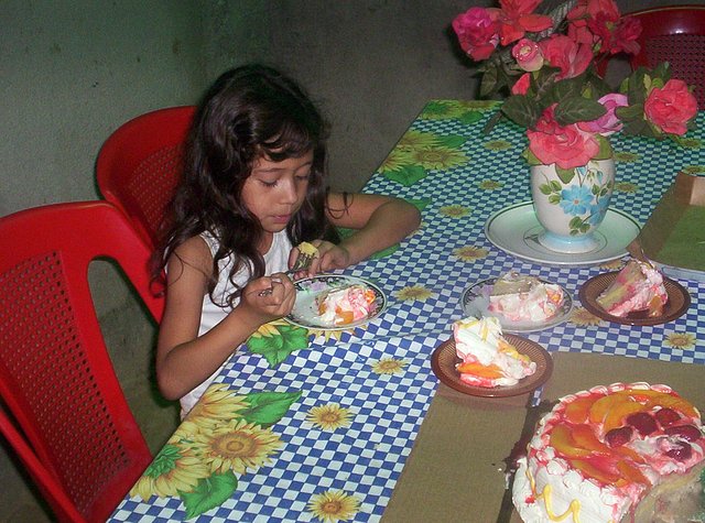 Liliana comiendo pastel Liliana comiendo pastel