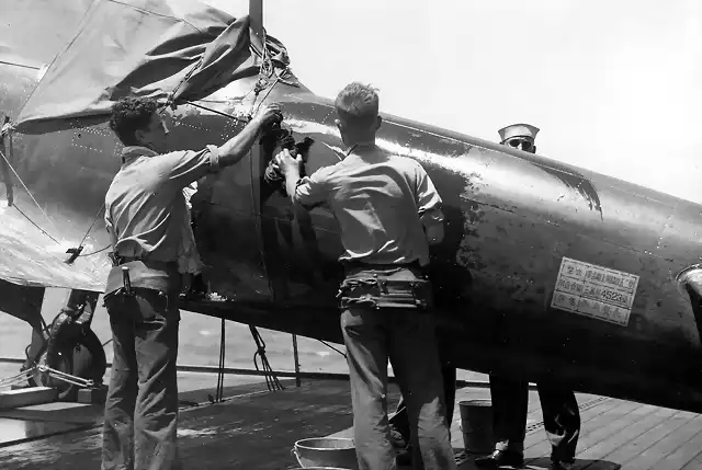 52 USS Copahee Aslito (61-126)washing 1