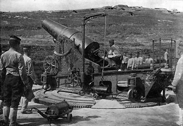 can de 280 mm. en Port Arthur. Detalle de os carros de transporte y la grua para cargar municin.