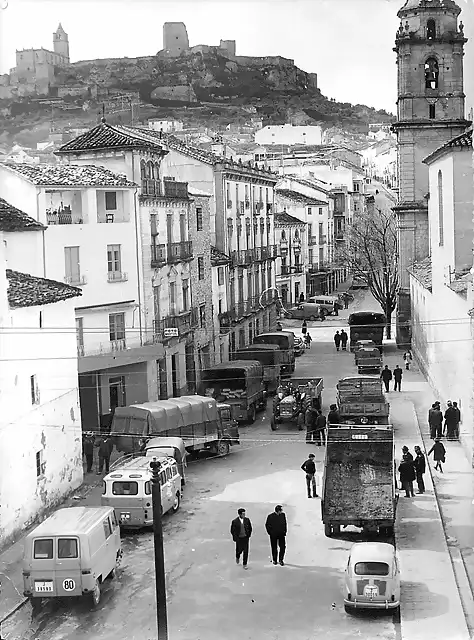 La calle del Santo Domingo de Silos de Alcal? la Real con la fortaleza de la Mota al fondo