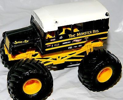 2003 39 The Monster Bus toy1