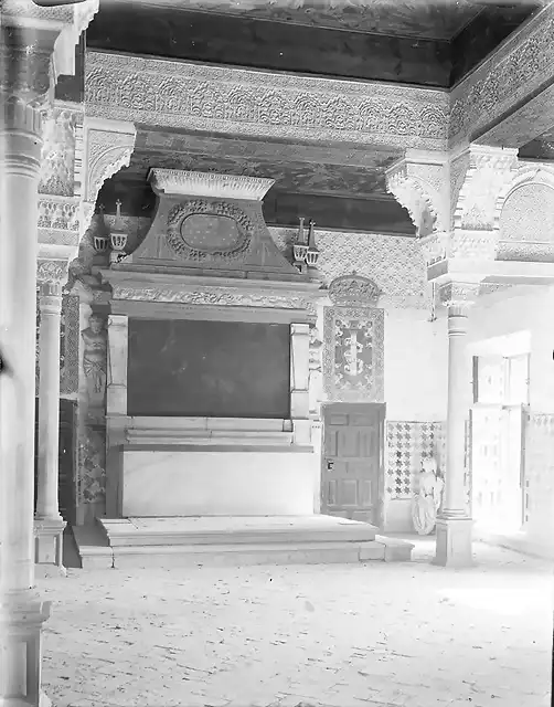 Alhambra. Interior del Mexuar antes de su transformacin en 1930. Oratorio, retablo con lienzo de la Adoracin de los Reyes y Escudos de Carlos V