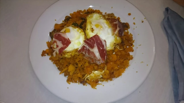 Migas con jamn y huevo