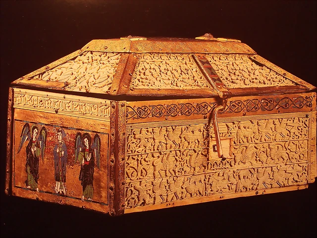 caja relicario de marfil con esmaltes; marfil y madera musulmana del a?o 1026, esmaltes del taller de Silos hacia 1140-1150, de la abadia de Silos, en el Museo de Burgos caja relicario de marfil con esmaltes; marfil y madera musulmana del a?o 1026, esmaltes del taller de Silos hacia 1140-1150, de la abadia de Silos, en el Museo de Burgos