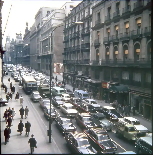 Madrid  c. Alcala, llegando a Sol 1967  2 seat 800 tribujaos