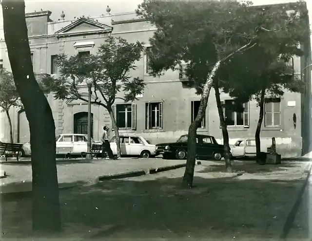 Barcelona pl. Alzina edif. Lluisos de Gracia 1976  peugeot 403