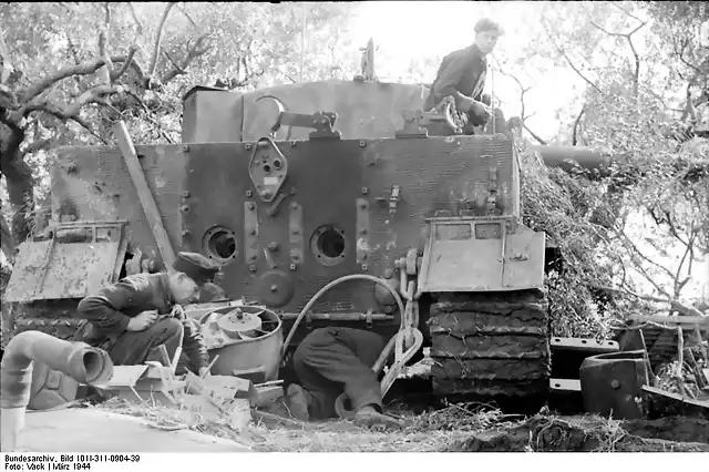 bundesarchiv_bild_101i-311-0904-39_italien_panzer_vi_tiger_i_reparatur