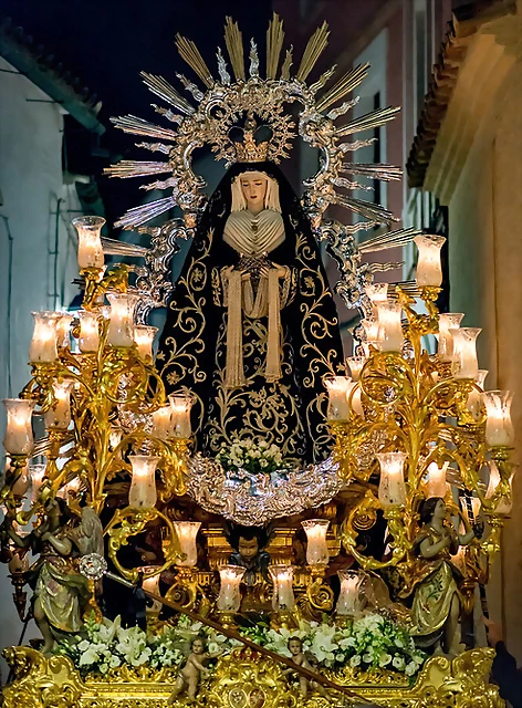 Virgen-Soledad-peana-rafaga-media_1336676566_96504355_667x904