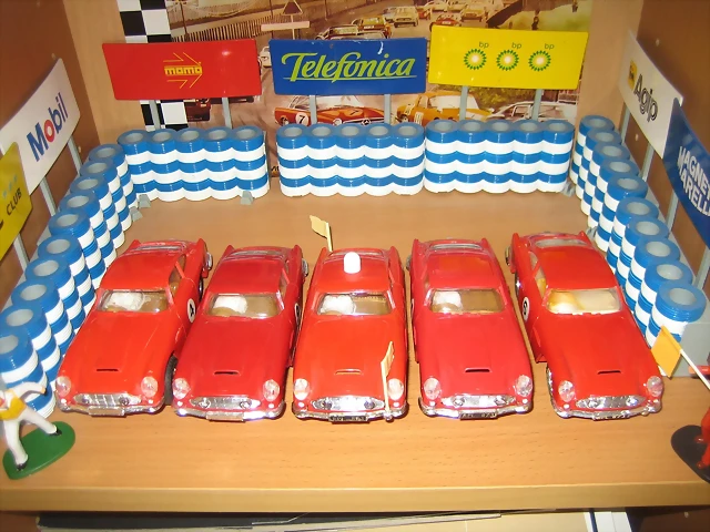 Aston Martin rojos