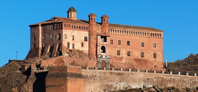 CASTILLO DESDE LA LEJANIA CASTILLO DESDE LA LEJANIA
