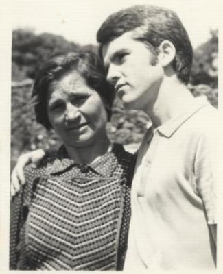 M. Estrada y su madre, Mara Vzquez