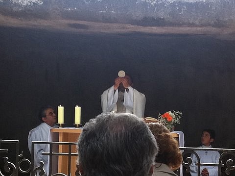 Acondicionamiento de la Gruta de Nuestra Seora de Lourdes para las celebraciones (2)