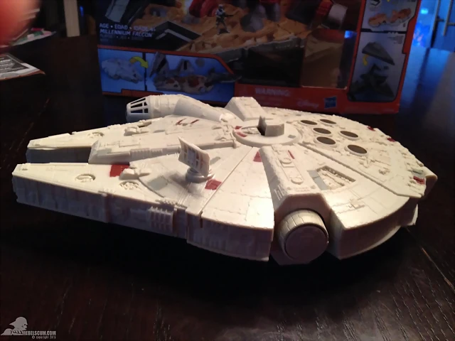 star-wars-the-force-awakens-millennium-falcon-micromachines-playset-080615-010 star-wars-the-force-awakens-millennium-falcon-micromachines-playset-080615-010