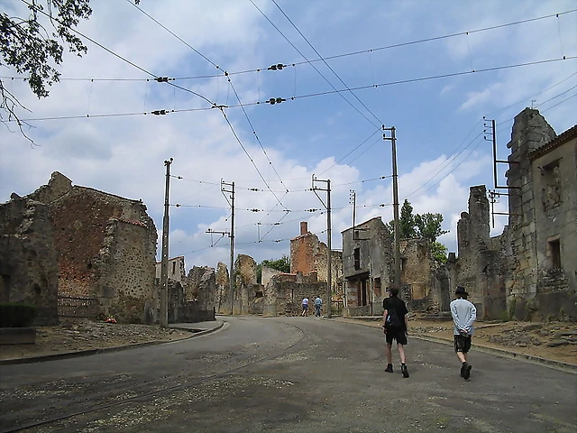 800px-Oradour-sur-Glane-Streets-1294[1]