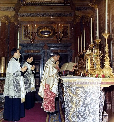 san Josemar?a debajo del altar est?n sus reliquias