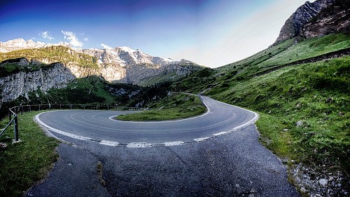 klausenpass-curve-500x281