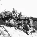 Desembarco de Marines desde un LVT-1 en Cape Esperance, Guadalcanal, Isalas Salomon. 12 Mayo 1944