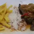 Higado con arroz y patatas