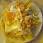Huevos rotos con patatas y gambones
