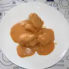 Pollo relleno con salsa de pimientos