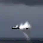 FA-18 Hornet rompiendo la barrera del sonido cerca de la superficie del mar
