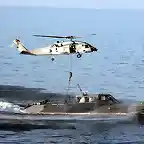 Elementos de los Navy Seal deslizandosa sobre una lancha rpida desde un HH-60H