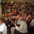 grupo de amigos tocando los mayos