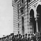 La bandera alemana es izada en el ayuntamiento de Sarajevo.