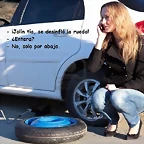 8025786-mujer-con-coche-daa-ada-pidiendo-ayuda